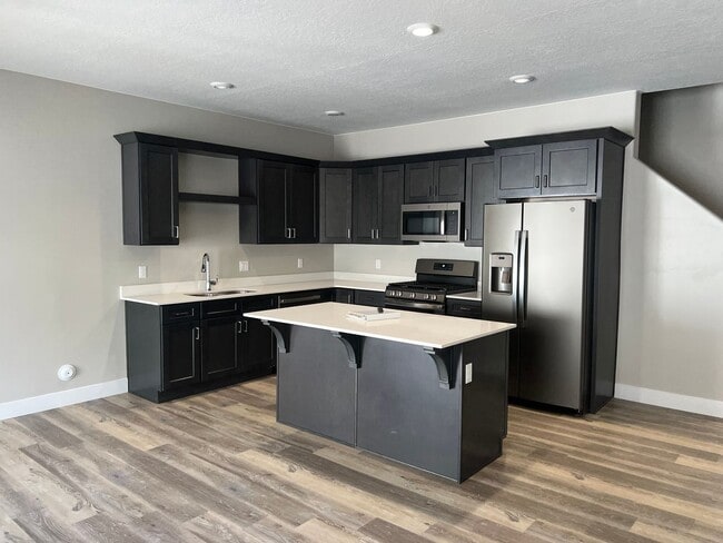 Building Photo - Ready To Move in! New 2 Bed 3 bath!