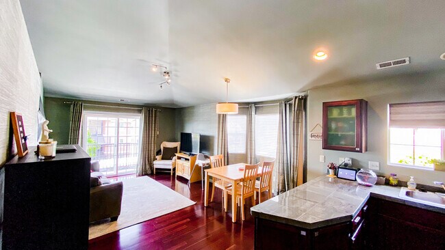 Building Photo - 1641 W Alsace Way