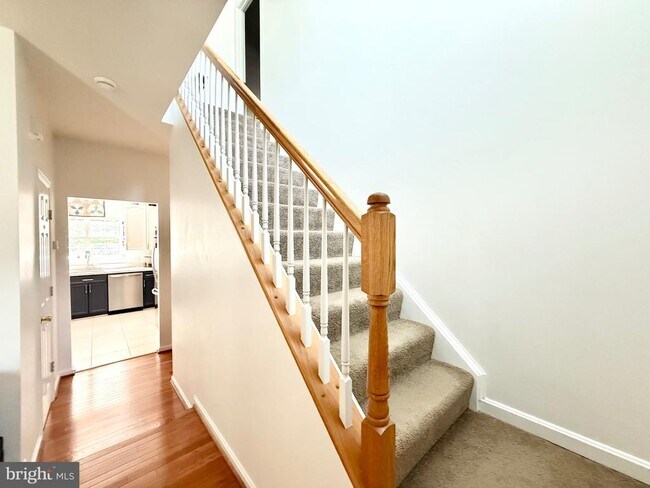 Building Photo - 8 Woodmont Ct