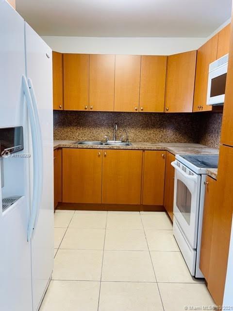 Building Photo - 1075 W 68th St