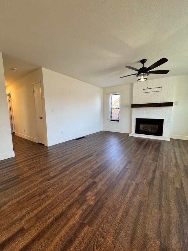 Building Photo - Available now! 3 Bed/2 Bath Home