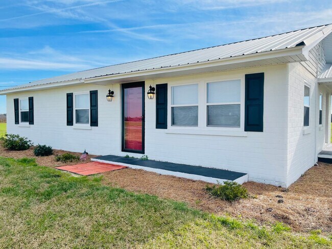 Building Photo - *PLENTY OF PRIVACY* 3 BR, 1 BA RENOVATED F...