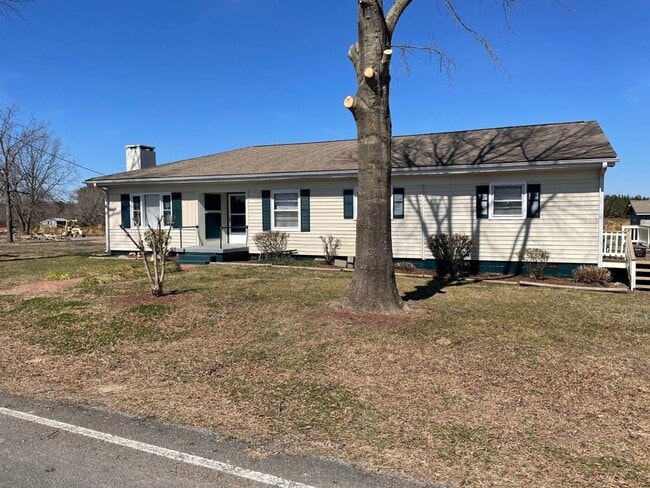 Building Photo - 3 Bedroom Ranch Convenient to I-85