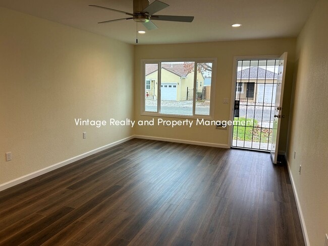 Building Photo - Just Like New Cozy 2 Bedroom Home That Is Ready to Go!!!