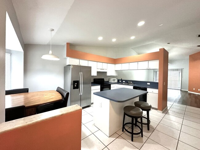 Foto del edificio - 2 BED 2 BATH 1 CAR GARAGE DUPLEX IN SUNNY ...