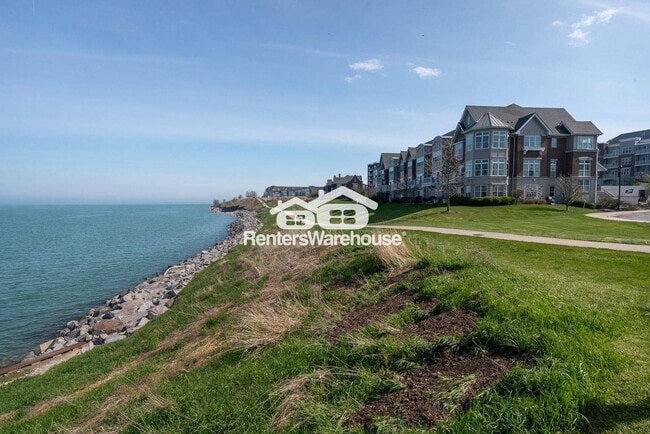 Building Photo - 3872 S Lake Dr