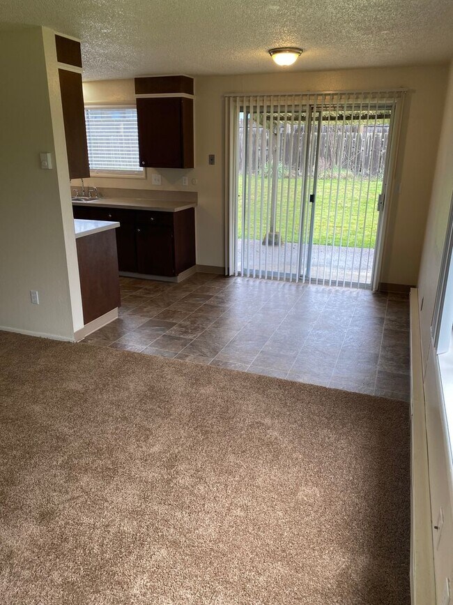 Building Photo - (473) Walnut Duplex - 2 Bedroom / 1 Bathroom