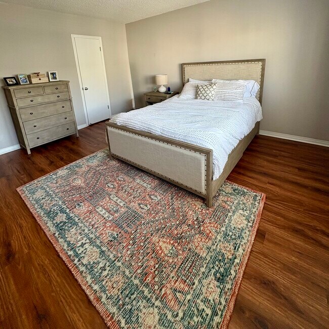 Dormitorio principal - 2002 4th St