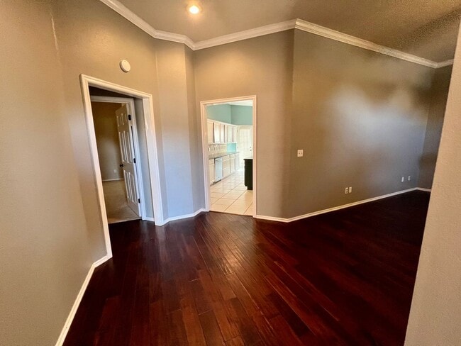 Foto del edificio - AVAILABLE NOW!