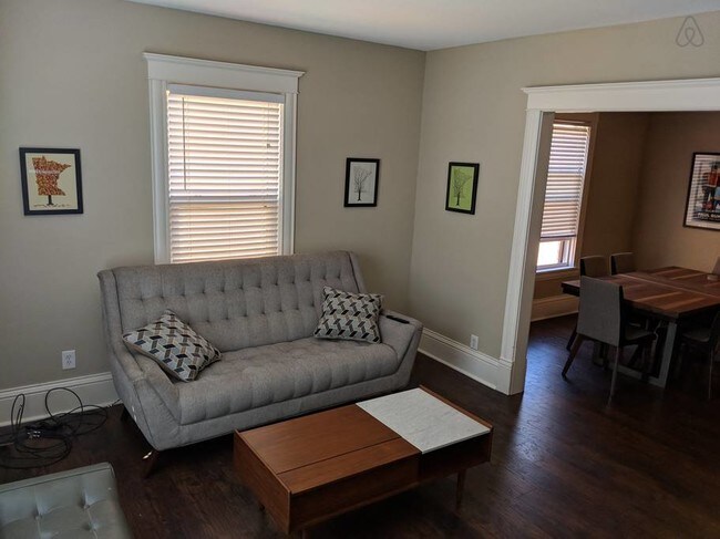 Foto del edificio - 2117 University Ave NE