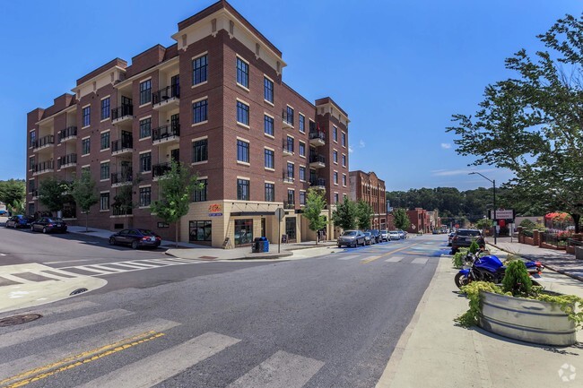 WELCOME TO PET-FRIENDLY THE LOFTS AT SS/150 IN ASHEVILLE, NORTH CAROLINA. - The Lofts at SS/150