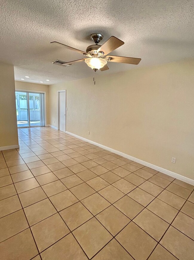 Building Photo - 3 Bed 1 Bath home with large yard and scre...