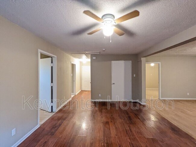 Building Photo - 2016 Creston Dr