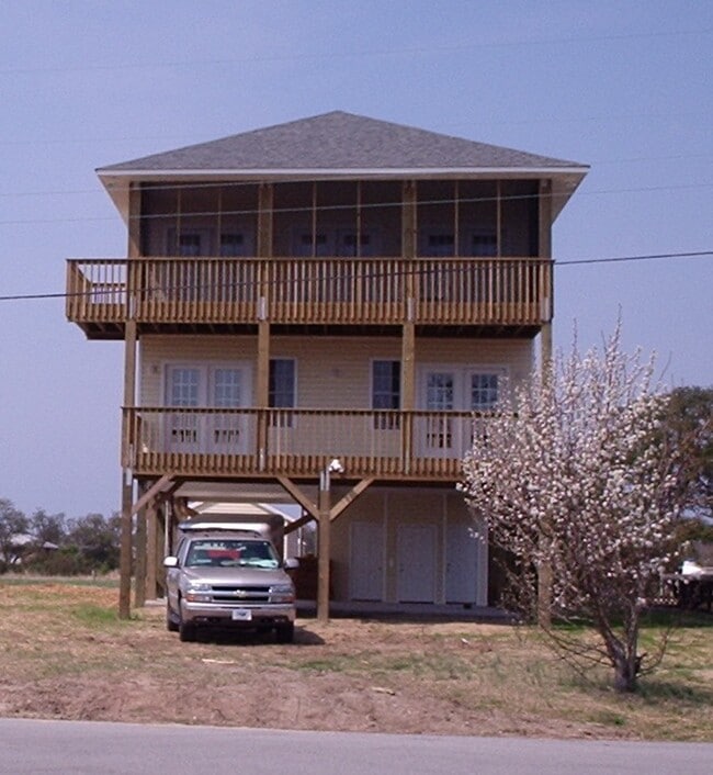 Building Photo - 308 Easy St