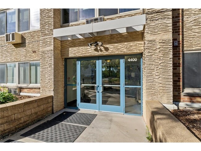 Foto del edificio - 4400 Upton Ave S