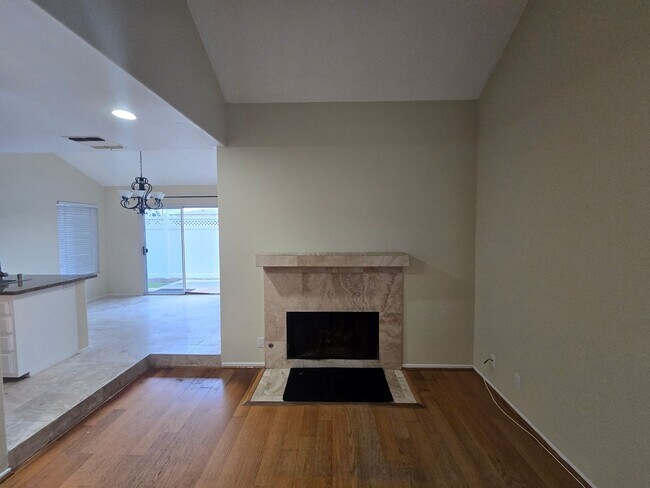 Building Photo - $1000 OFF FIRST MONTH'S RENT! 3 Bedroom 2.5 Bath Townhome,