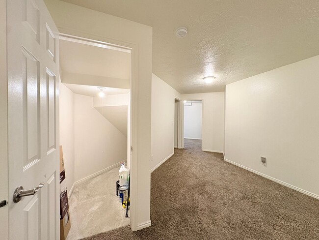 Building Photo - Large Family Home Cedar City!!