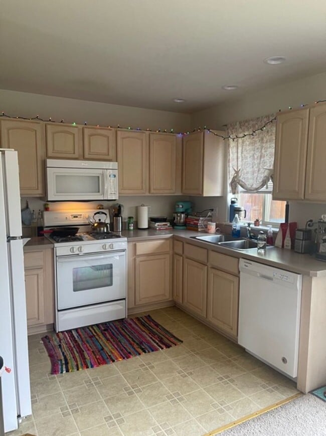 Building Photo - 1302 NE Tucson Way