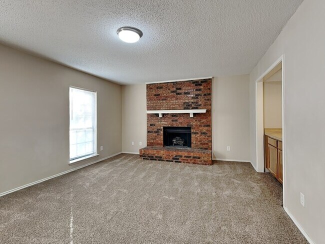 Building Photo - Spacious 4bd/2.5bth Home!!