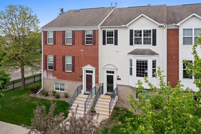 Building Photo - 15873 Foliage Ave