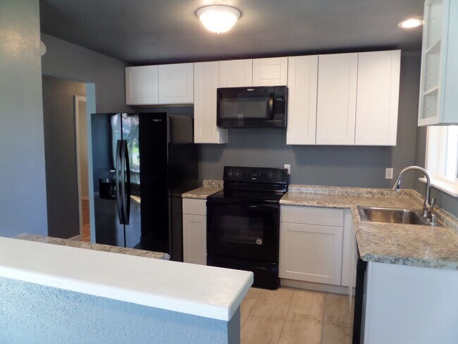 Foto del edificio - Super Cute & Updated 3 Bedroom House FOR R...
