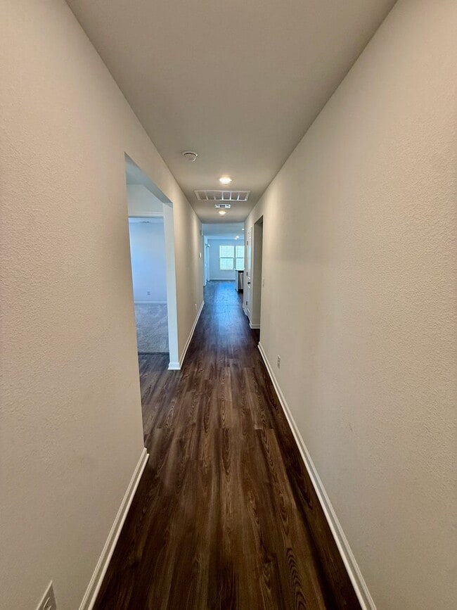 Foto del edificio - Modern 3BD/2BA Home Built in 2024 with Open Floor Plan, Granite Kitchen & 2-Car Garage in Twin Pa...