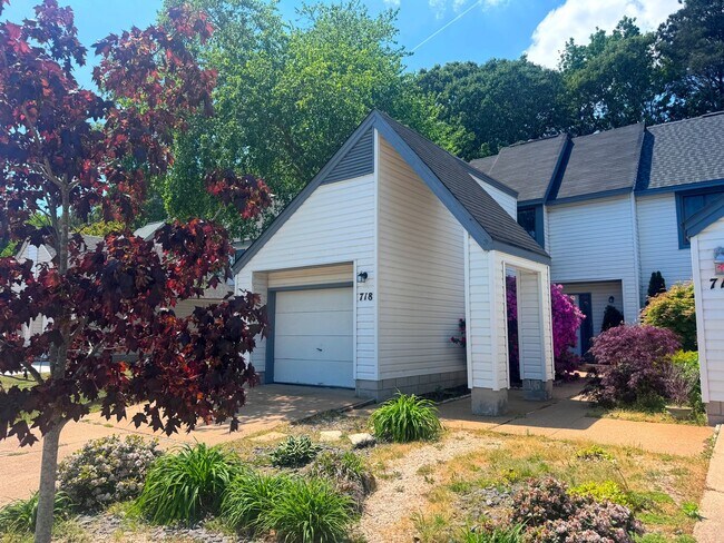 Foto del edificio - OCEAN LAKES TOWNHOME WITH GARAGE - AVAILABLE MAY 1ST