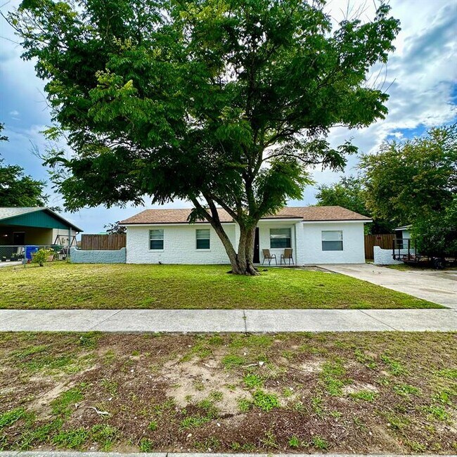 Building Photo - 2313 S Swan Ct NE