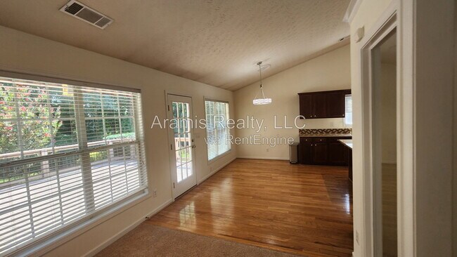 Building Photo - 3241 Cranberry Ln NE