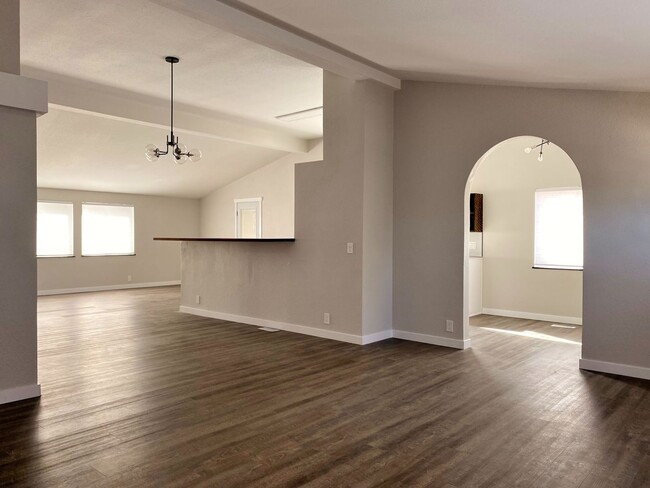 Building Photo - Beautifully Remodeled in Cascade Locks