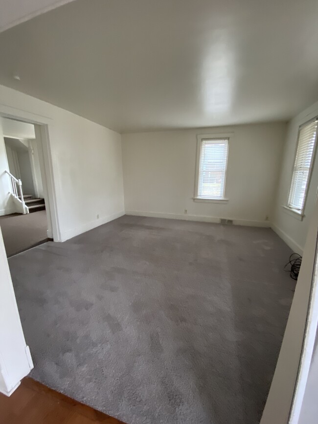 Building Photo - 1103 W Columbia Ter