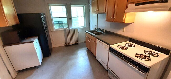 Foto del edificio - 10 bedroom Collegetown House Available 202...