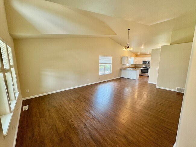 Building Photo - Beautiful 3 bedroom 2 bathroom home locate...