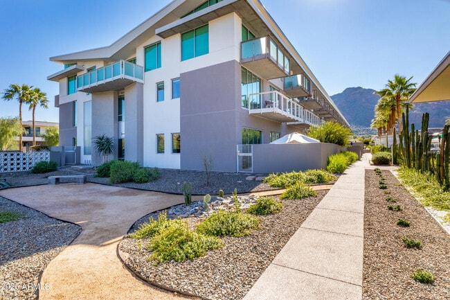 Building Photo - 5455 E Lincoln Dr