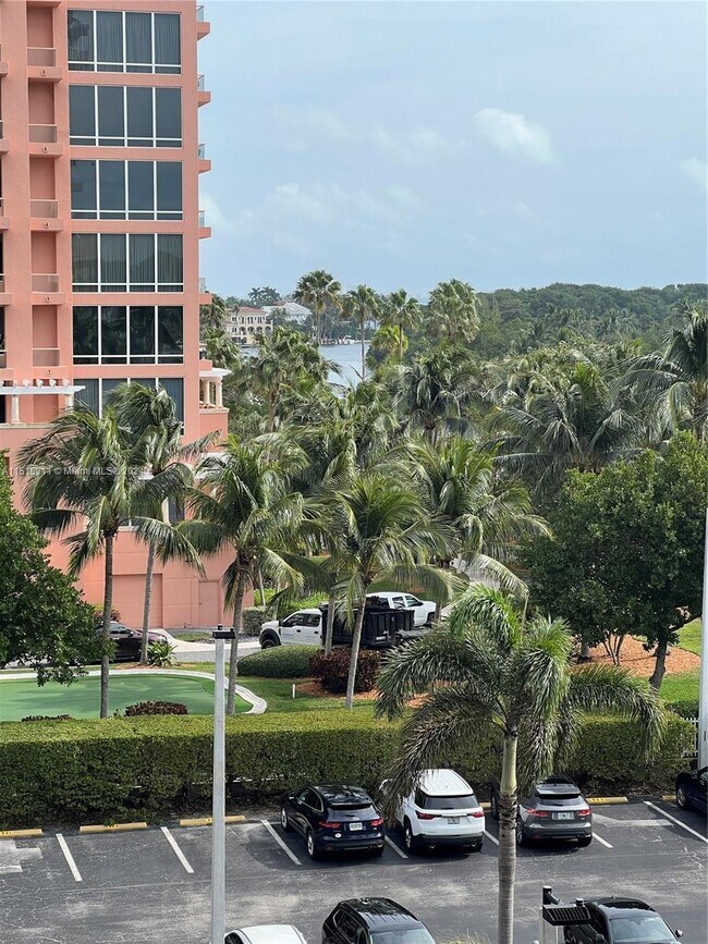 Foto del edificio - 90 Edgewater Dr