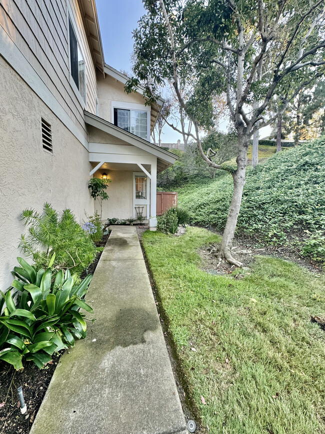 Building Photo - 8163 Mission Vista Dr