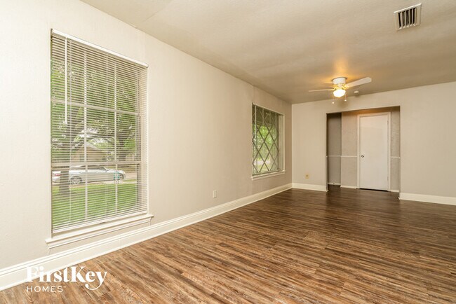 Building Photo - 1315 Fernwood Dr