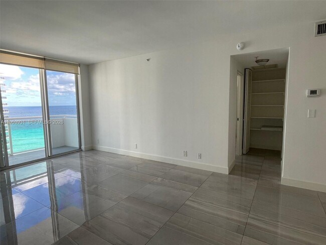 Foto del edificio - 3001 S Ocean Dr