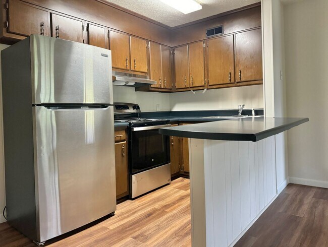 Foto del edificio - Upstairs apartment close to 40 with an interior refresh - updated floors paint and appliances