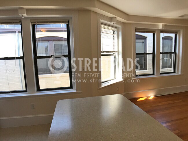 Foto del edificio - 881 Massachusetts Ave