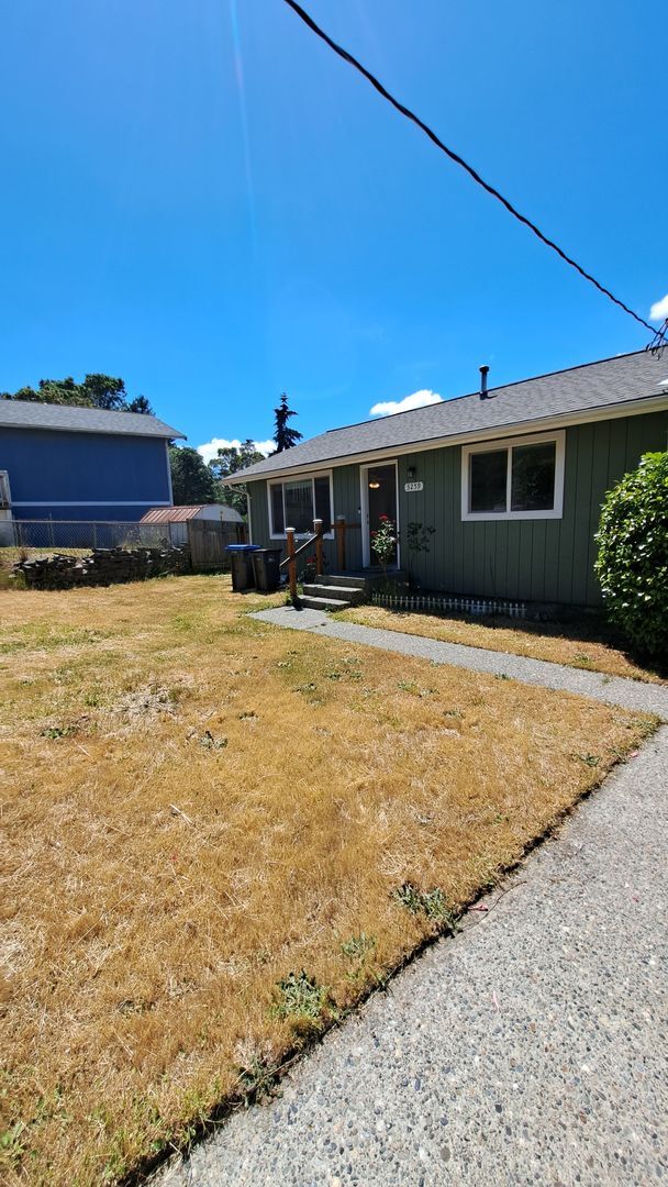Building Photo - 2 Bedroom 1 Bath Duplex