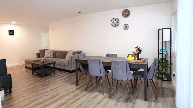 Comedor + Habitación familiar - 2811 Cedar Wood Pl