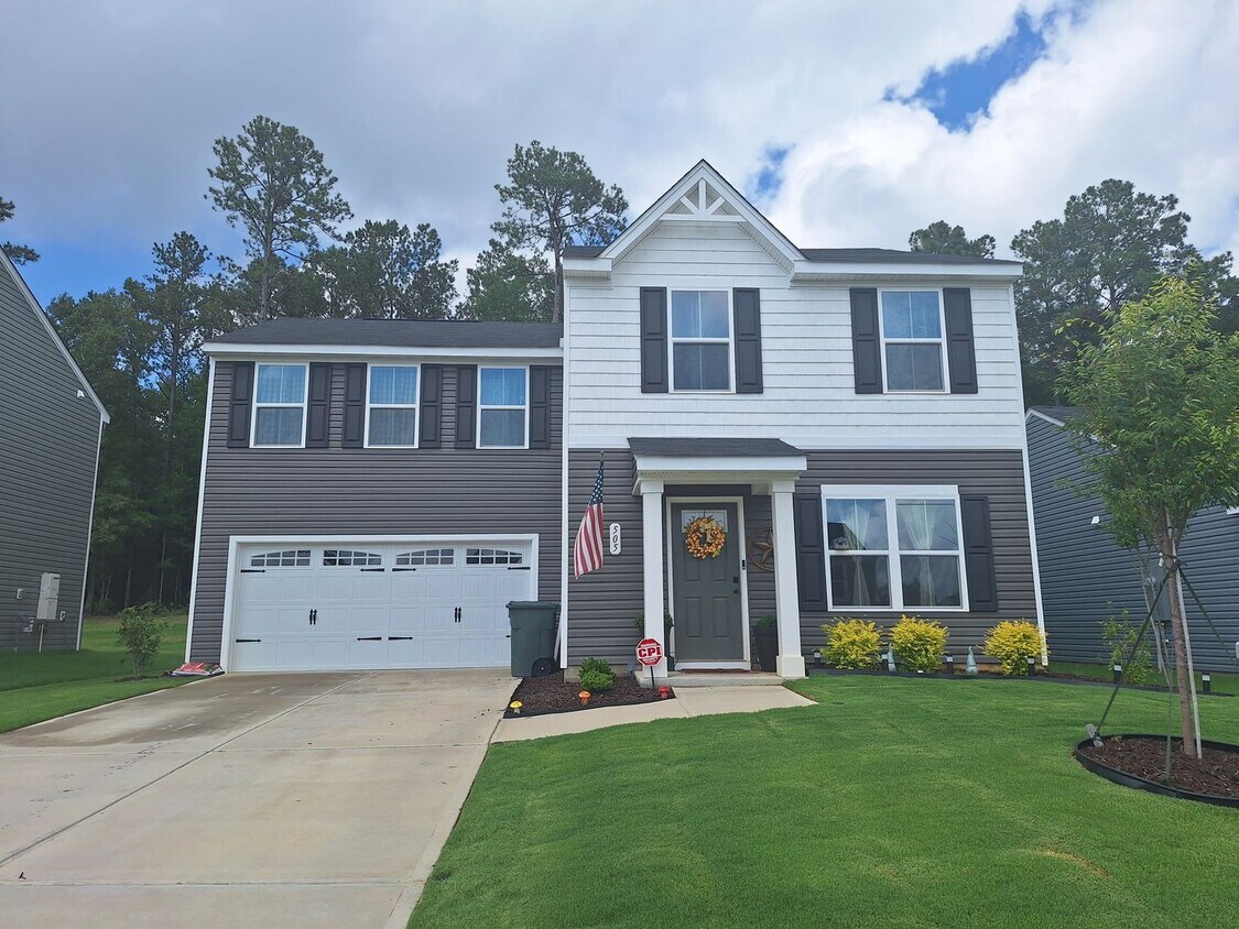 Primary Photo - Outstanding Four Bedroom Home Less Than 10...