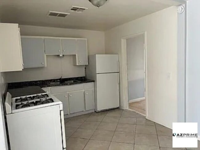 Building Photo - W Vernon Ave