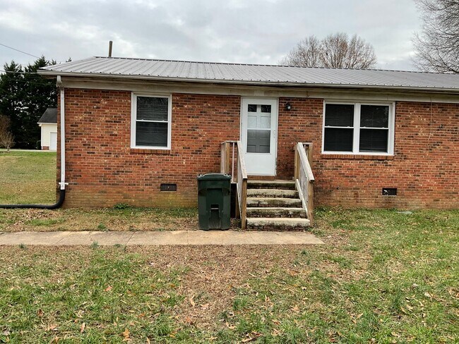 Building Photo - Brick Duplex with 2 bedrooms, 1 bath