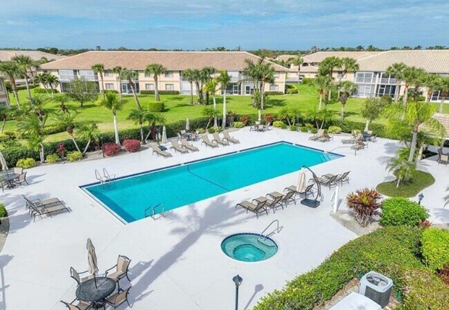 Foto del edificio - **WHAT A VIEW from your own private screened in balcony!!   Stunning HIGH-END Remodeled 3-Bedroom...