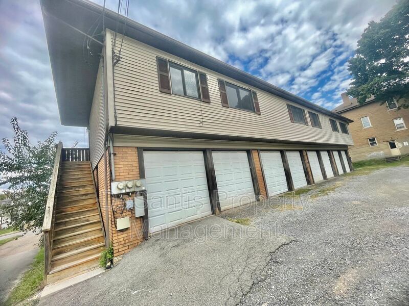 806 1/2 Fleming St, Coraopolis, PA 15108 Condo for Rent in Coraopolis
