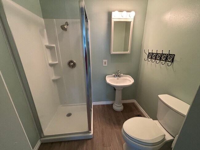 Foto del edificio - Welcome to this charming 3-bedroom, 2-bathroom home located in the desirable west side of Russell...