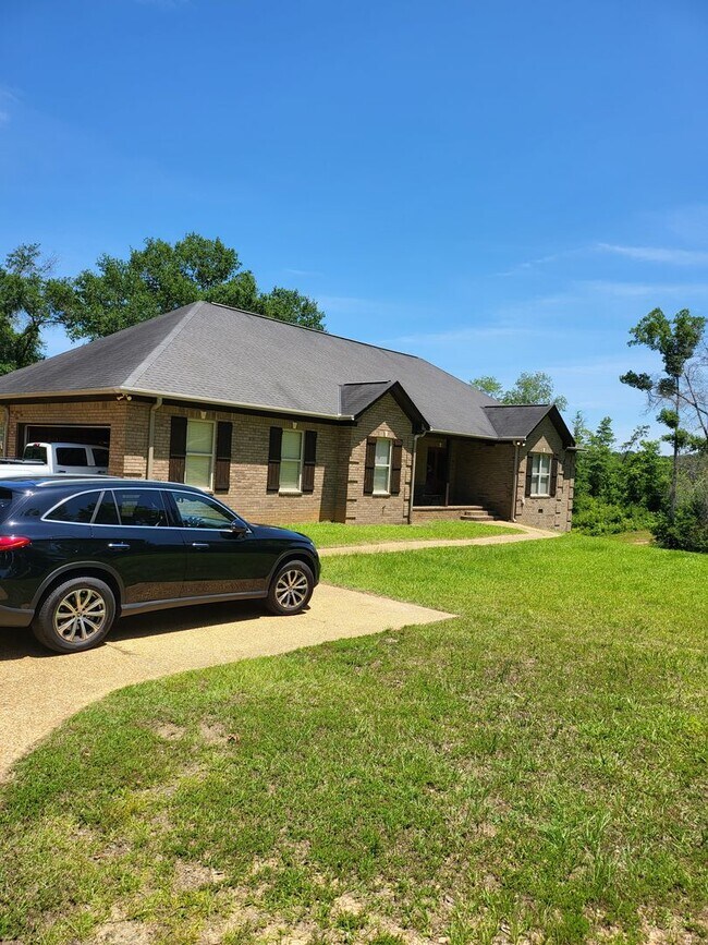 Foto del edificio - 4 bedroom, 2 bath home conveniently located