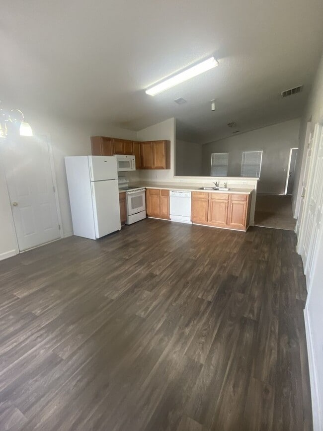 Building Photo - 3 bedroom home available in Oak Pointe sub...